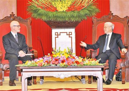 ຄະນະຜູ້ແທນຂັ້ນສູງພັກກອມມູນິດອາເມລິກາຢ້ຽມຢາມຫວຽດນາມ